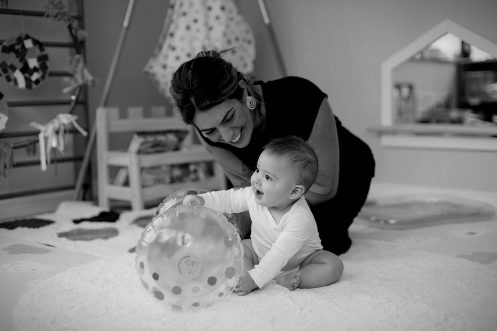 Dra. Lígia Conte brincando com um bebê